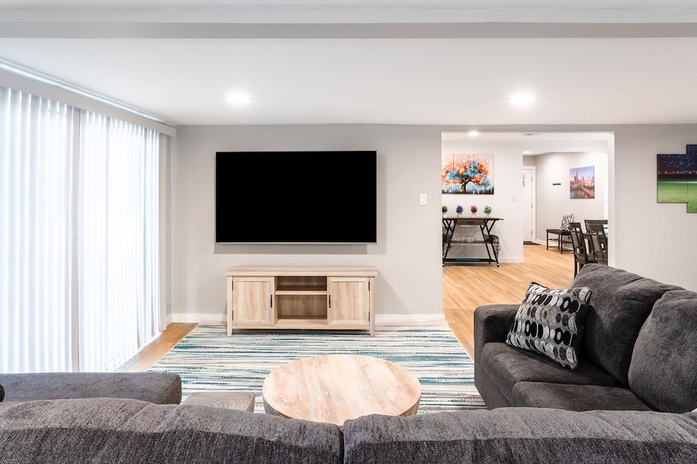Upstay - Bungalow w Games Golf Fire and Patio