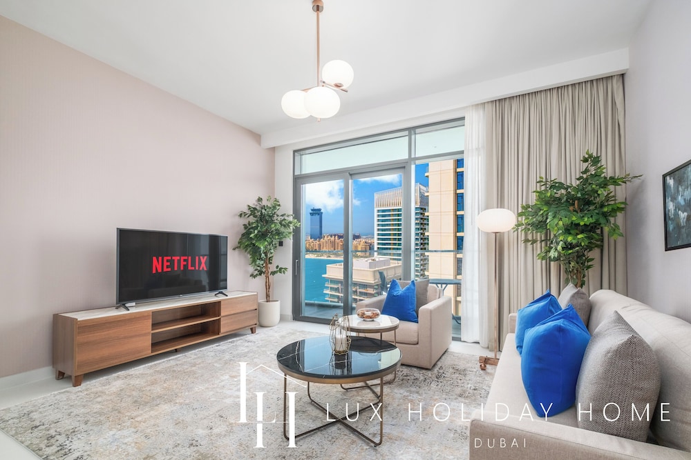 LUX The Marina Vista Beachfront Suite 5