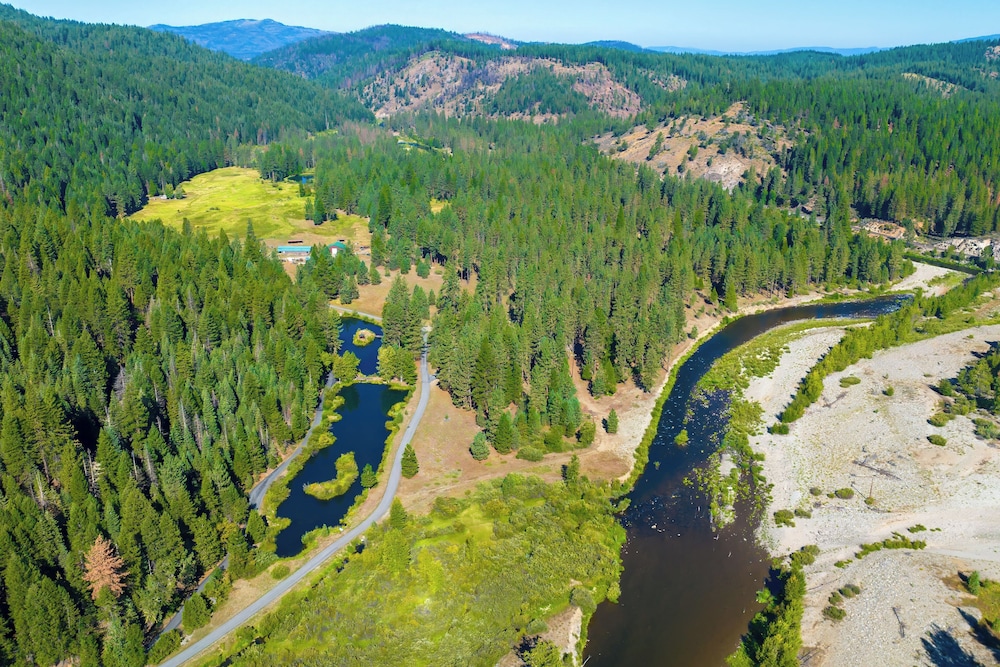 Dog-friendly 3BR on 200 Acres w/ River Access