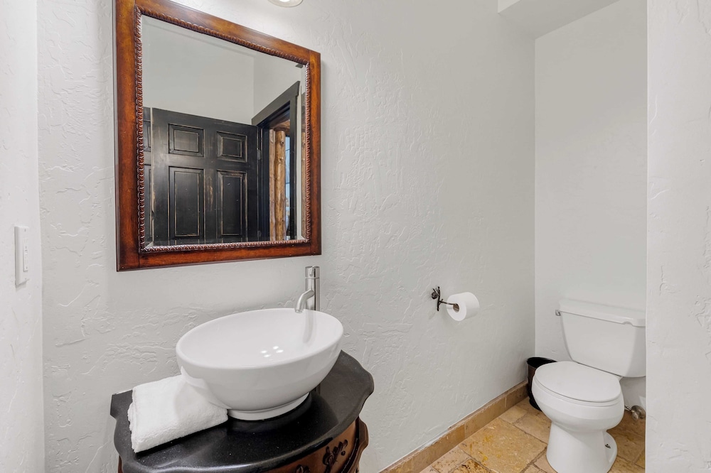 Group Cabin + Lake and Mountain View Pet-friendly, Fireplace, Games, Loft