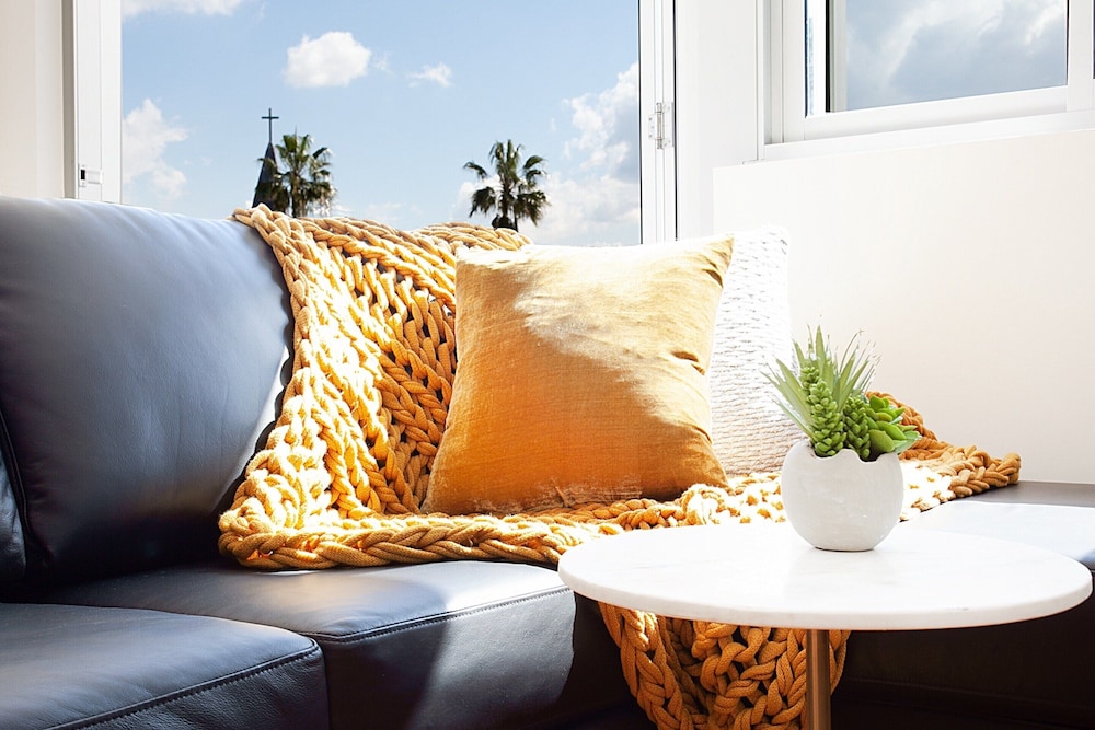 Perfect Located 2-bed With Spacious Balcony & BBQ