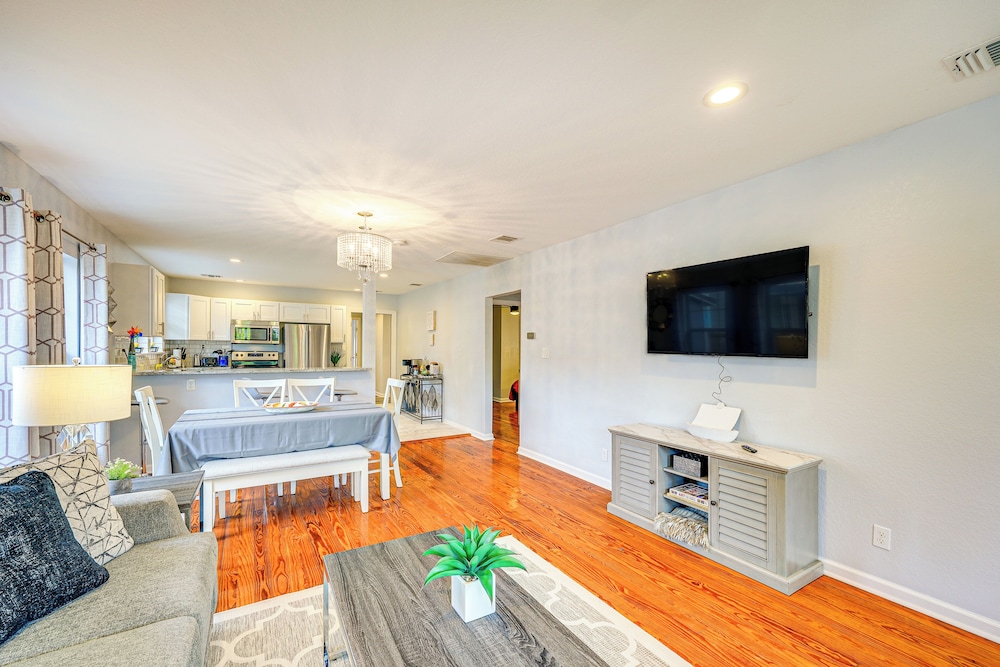 3 Mi to Dtwn: Cozy San Antonio Home w/ Casita!