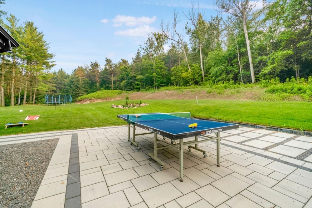 Georgina. New 4 Bedroom House Near Lake Simcoe