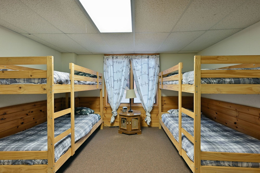 Kenny Lodge 4 Bedroom Hotel Room by RedAwning