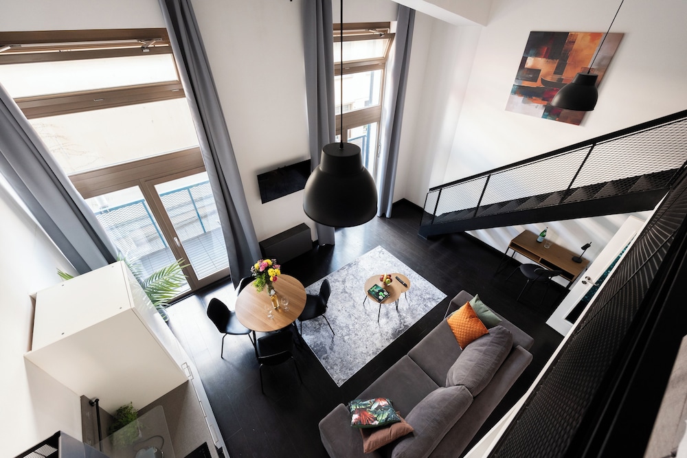 Modern Loft with Balcony Close to Center