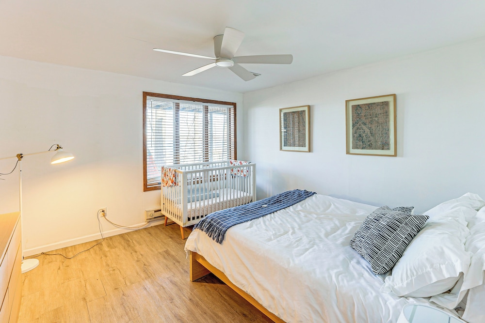 Lake View & Deck: Group Getaway in Whitehall!