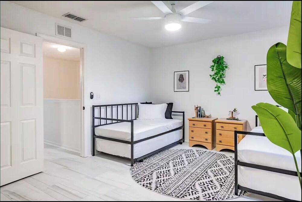 3BR Townhouse at Regal Palms: Pool & Disney Fun