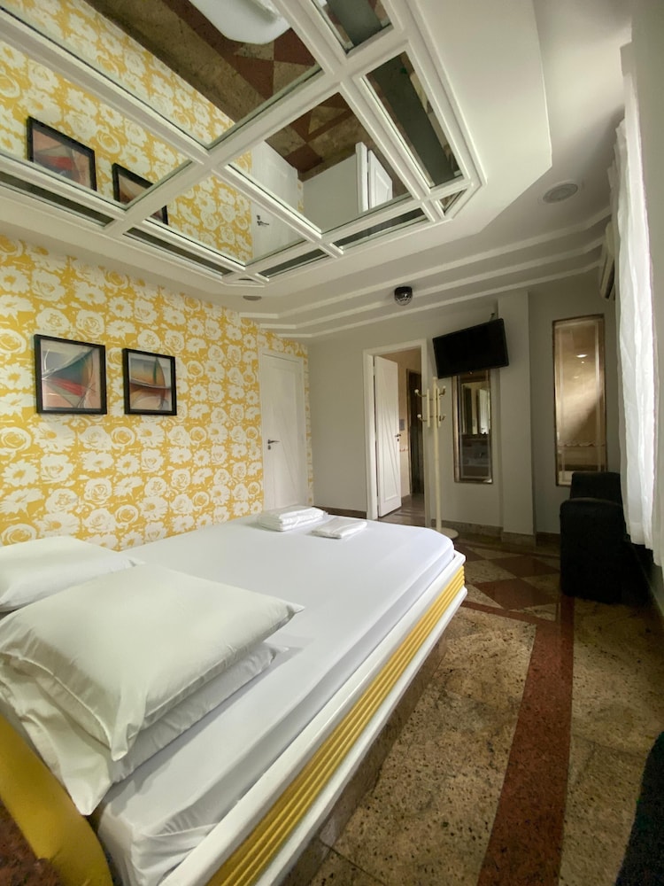 L'amour Hotel