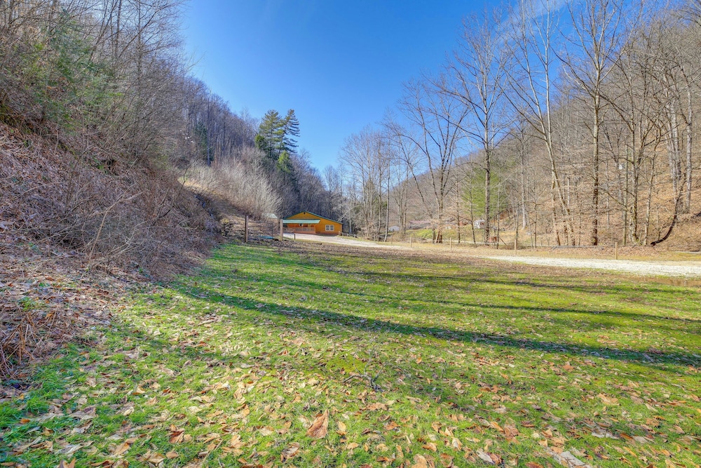 Cabin Close to ATV & Hiking Trails in Delbarton