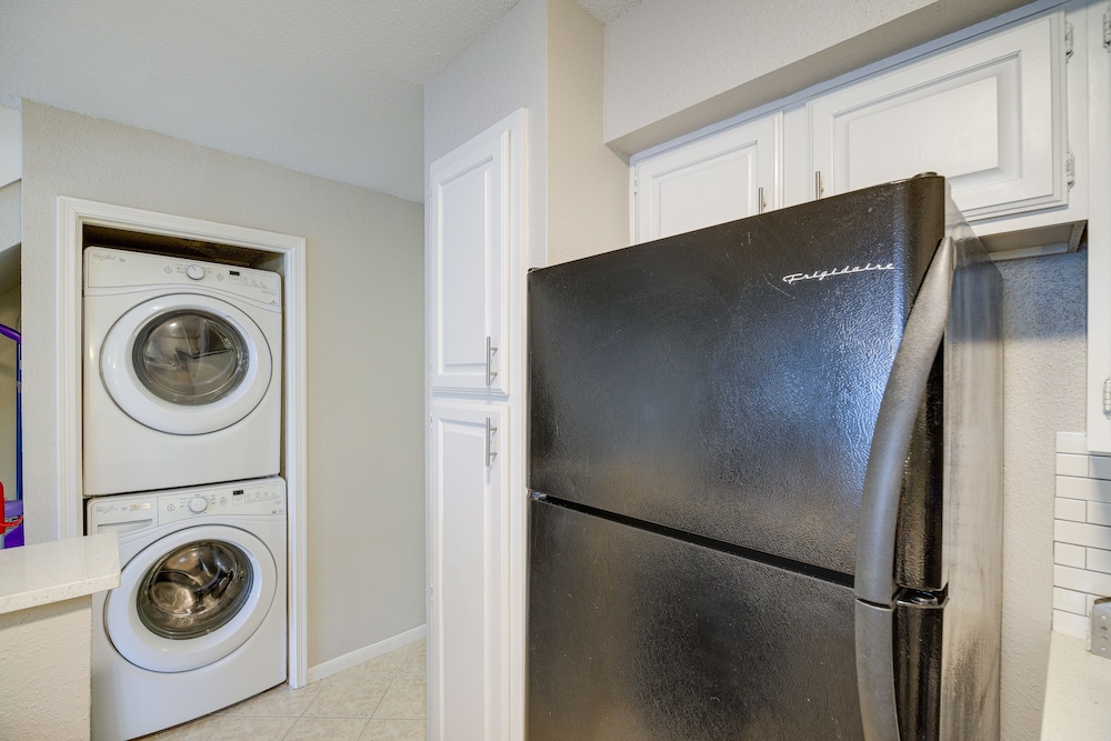 Houston Condo w/ Pool Access ~ 2 Mi NRG Stadium! view 2