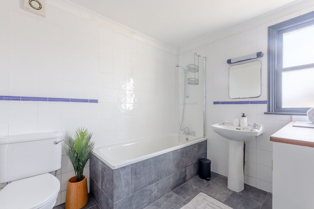 Spacious 3 Bedroom Flat in Brixton