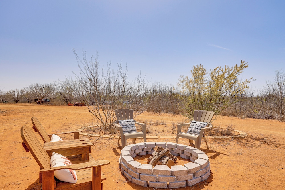 Hike, Hunt & Fish: Pet-friendly Studio in Dilley!