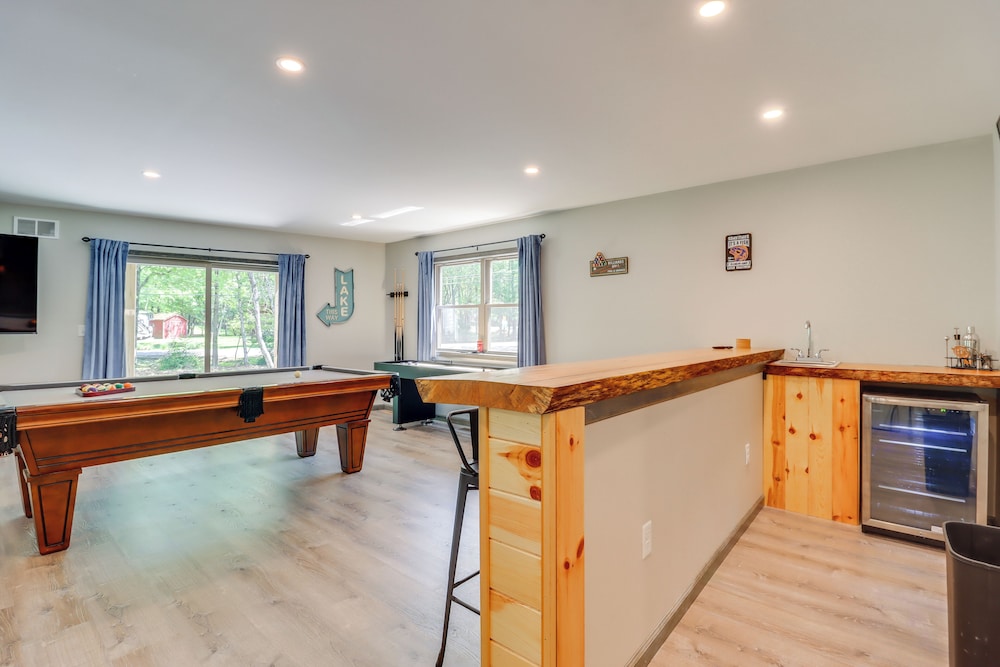 Hot Tub & Community Beach: Albrightsville Home!
