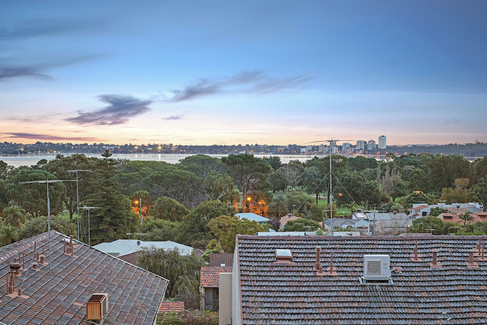 Spectacular Views South Perth1br