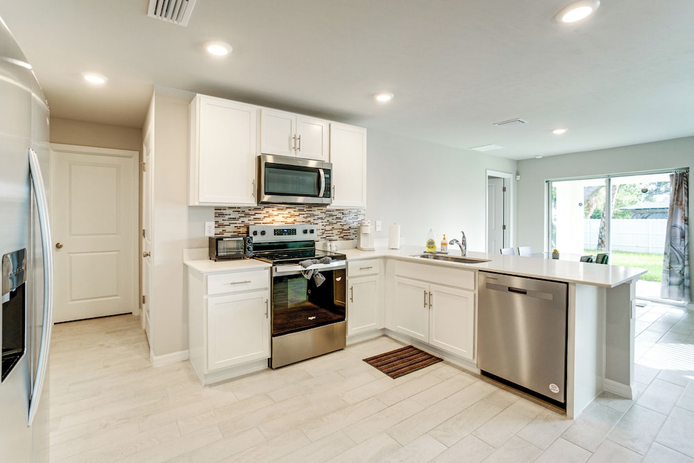 3 Mi to Port Charlotte Beach Park: Home w/ Patio!