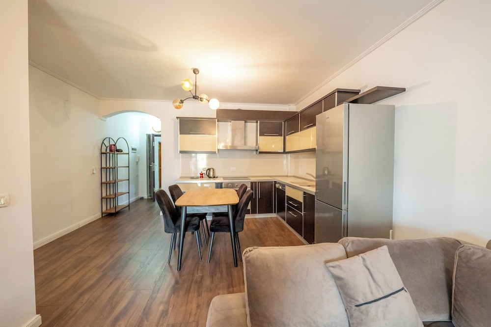 Tirent Apartment Komuna Parisit 2