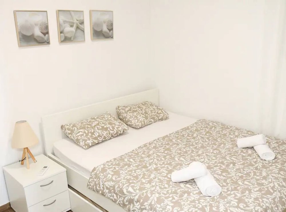 Stylish Okrug Gornji Apartment With Terrace and Patio