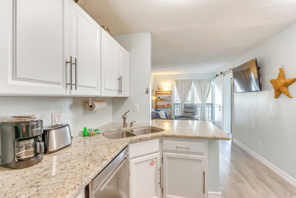 Walk to Beach: Resort Retreat w/ Balcony in Destin