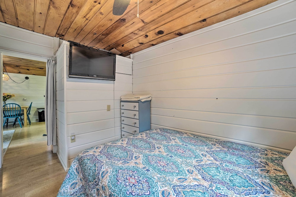 'tiny House Cottage 5' w/ Crooked Lake Access! view 5