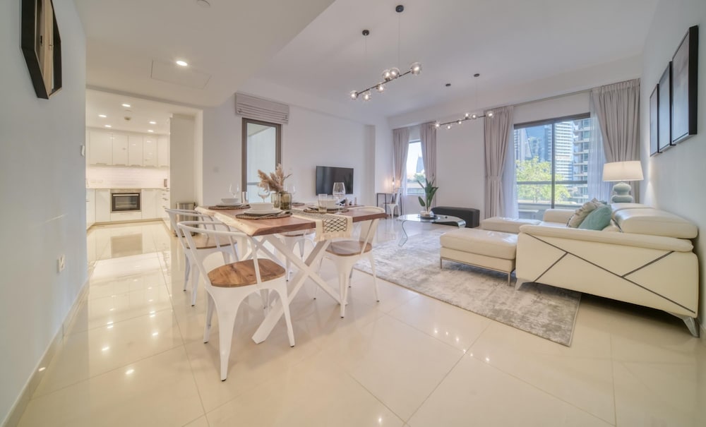 JBR Gem Spacious 1BR Apt With Balcony