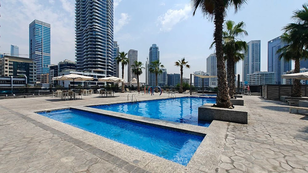 Bright and Airy 1-bedroom Apartment Perfect for 4 in Dubai Marina