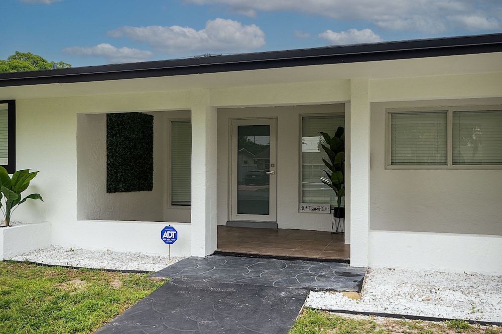 Dreamy 4BR Getaway w Private Pool Luxe Patio in Miramar
