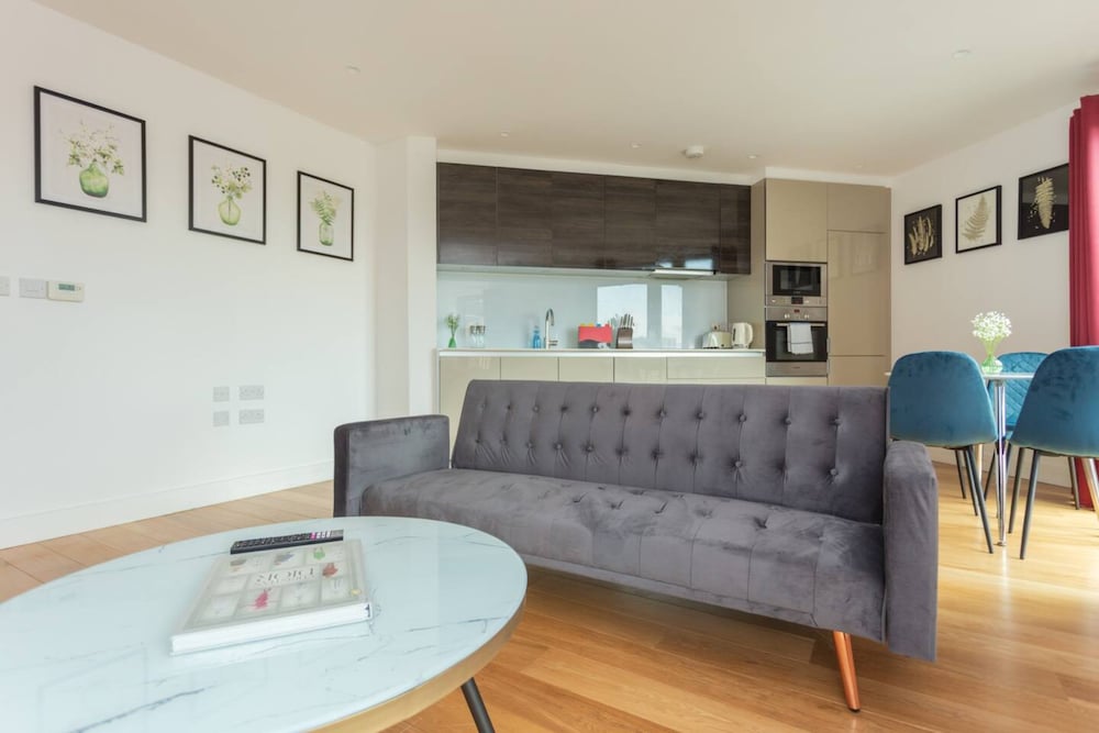 Contemporary 1 Bedroom Apartment in Canning Town With Balcony