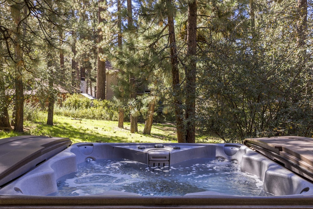 1 Mi to Slopes: Big Bear Ski Haven w/ Hot Tub