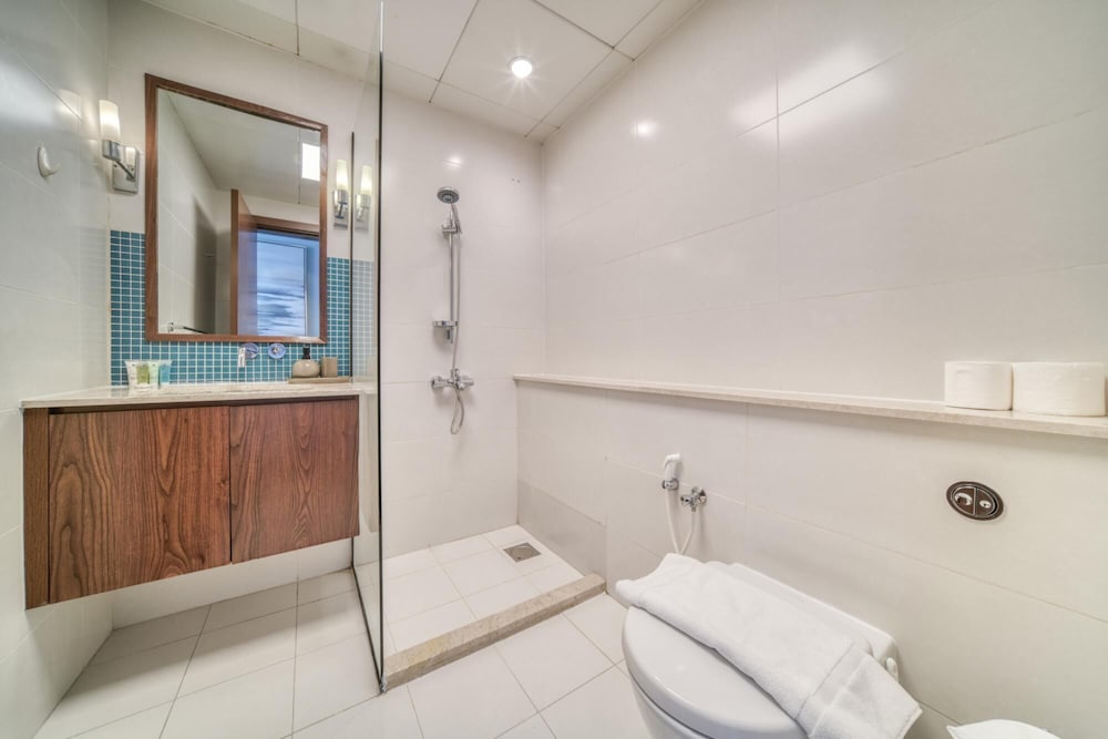 Modish Palm 3BR w Private Balcony Beach Access