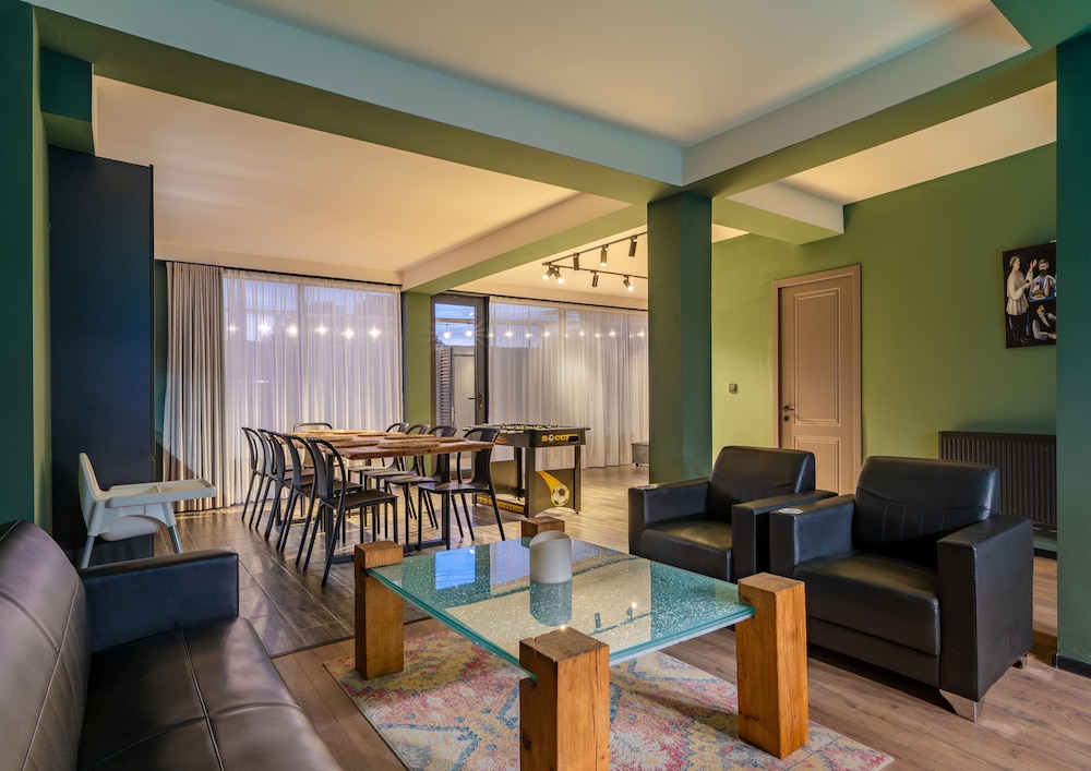 Niabi 4BDR Apartments with billiards