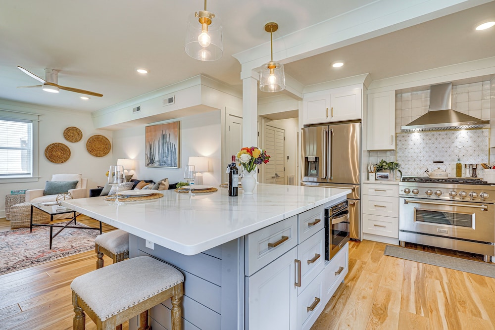 Dtwn Retreat w/ Game Room! Walk to Hampton Park