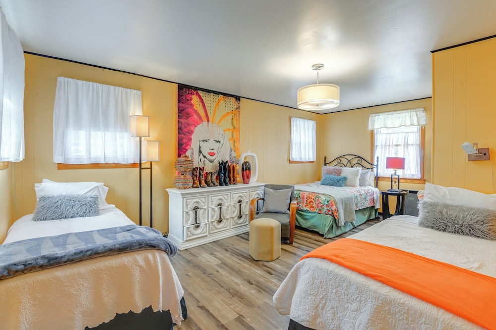 6 Mi to Downtown: 70s-themed Home in Nashville!