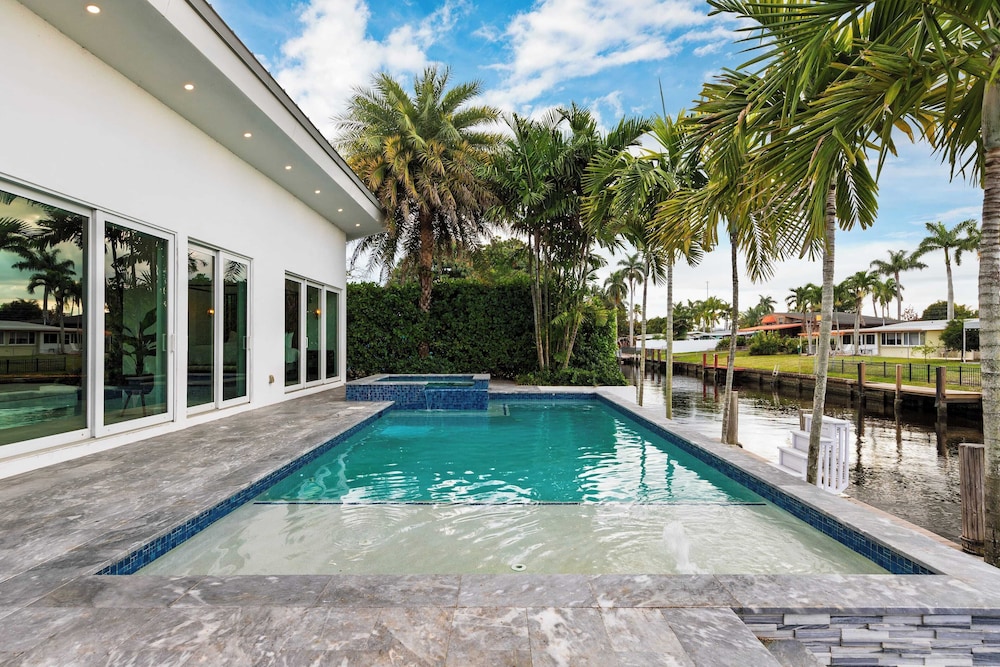Luxury Waterfront Home w/ Pool, Hot Tub & Dock Near Las Olas Gulfstream