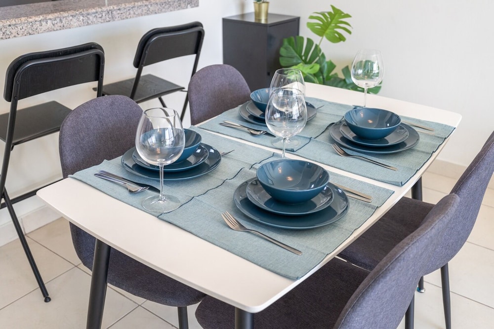 Refined 1BR Retreat in The Point Tower - Marina
