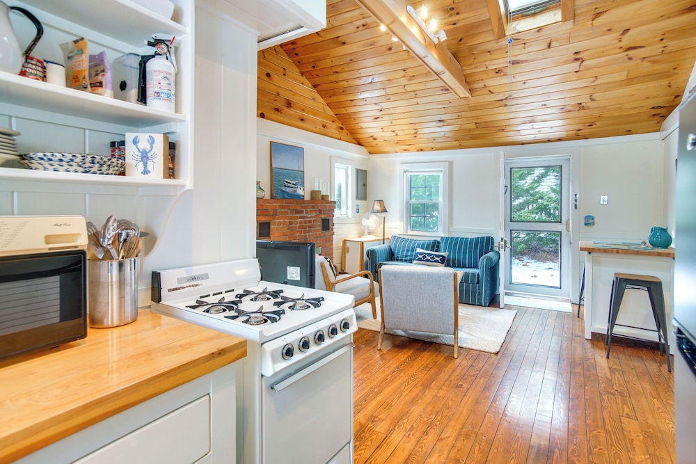 Walk to Beach: South Chatham Home