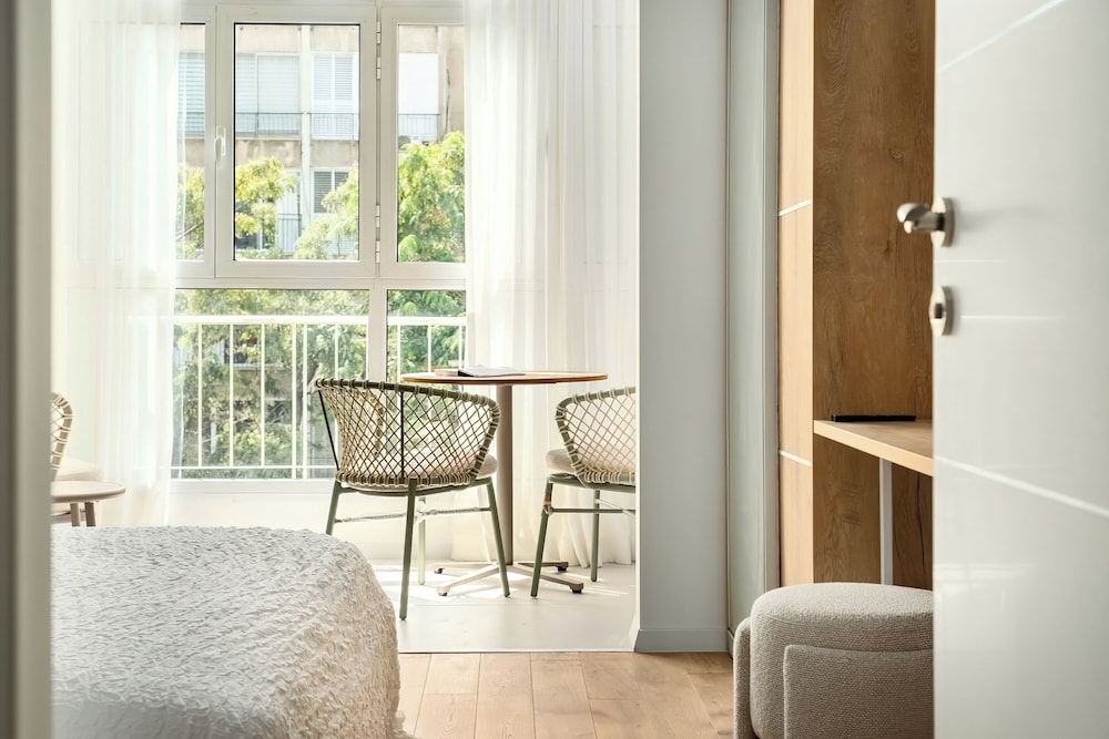 Central & Bright Getaway by Sea N' Rent