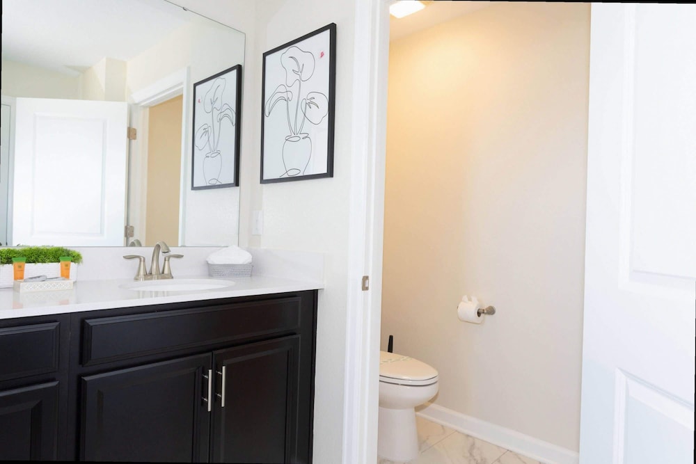 Stylish 4Bd w Lake View Pool Kids Themed Room