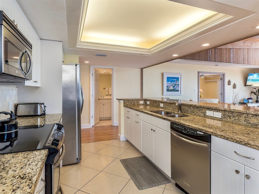 Shorewood Condos by Dream Vacation Rentals
