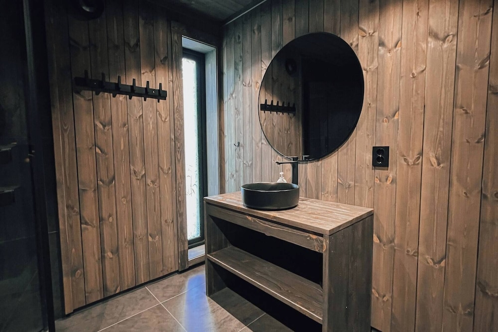 Modern Mountain Cabin - Outdoor Hot Tub - 8 Beds