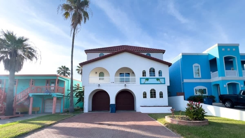 Fun Retro Island Vibe Sleeps 17 Beach 1 Block 4 Bedroom Home