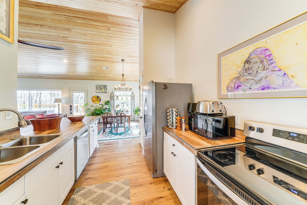 Hot Tub, Deck & Fire Pit: Chic Louisville Home!