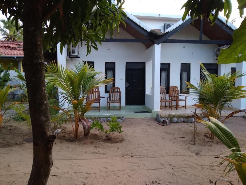 Sam's Hut Arugambay