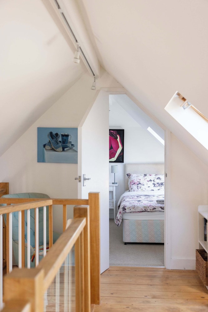 Spacious Coastal Retreat for 10 in West Wittering