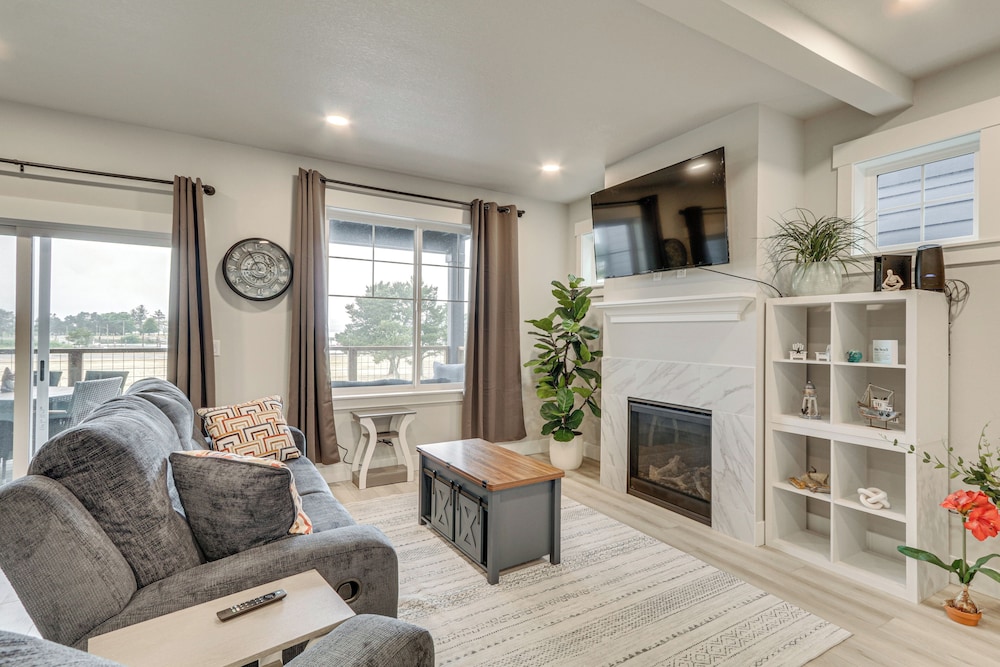 Columbia River Views: Spacious Hammond Getaway!