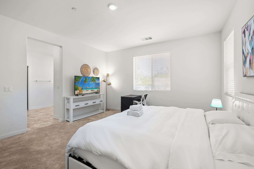 Sunny & Stylish Near LA 4BR Home w Desks & Lounge