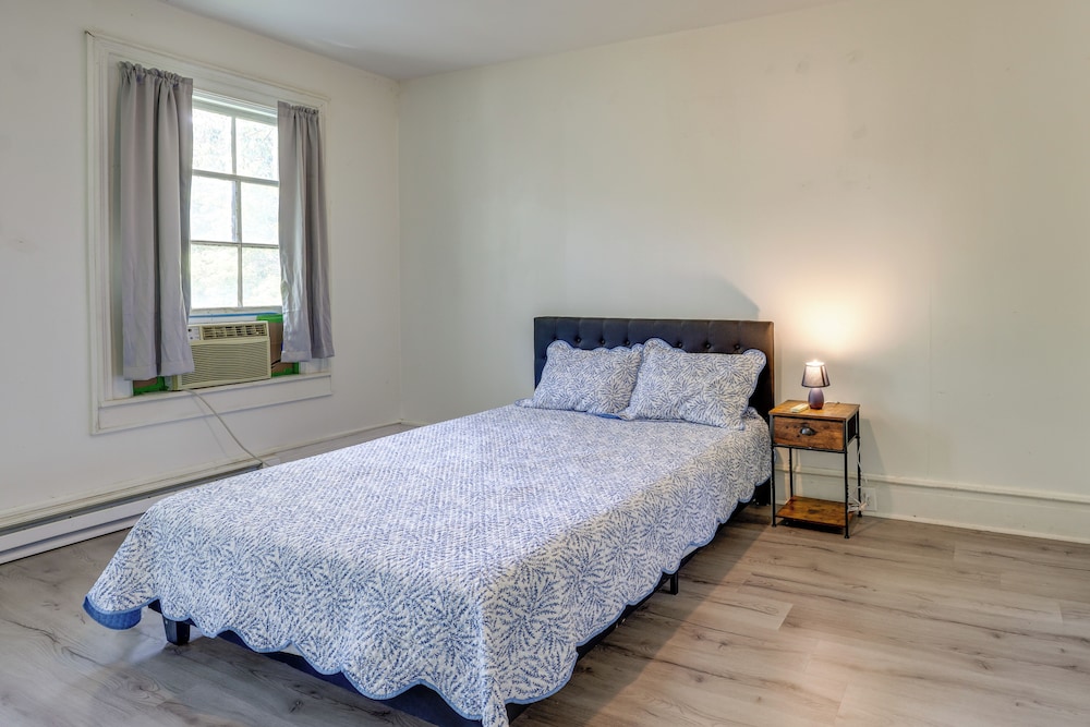 8 Mi to Keuka Lake: Walkable Apartment in Bath