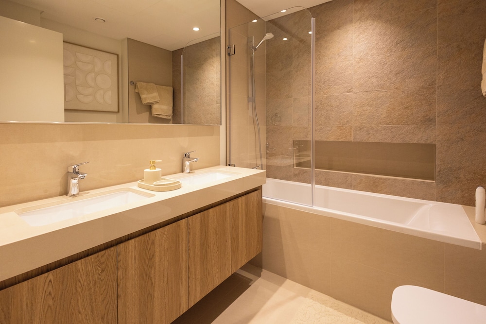 Maison Privee - Elegant Urban Stay Just Steps from Burj Khalifa