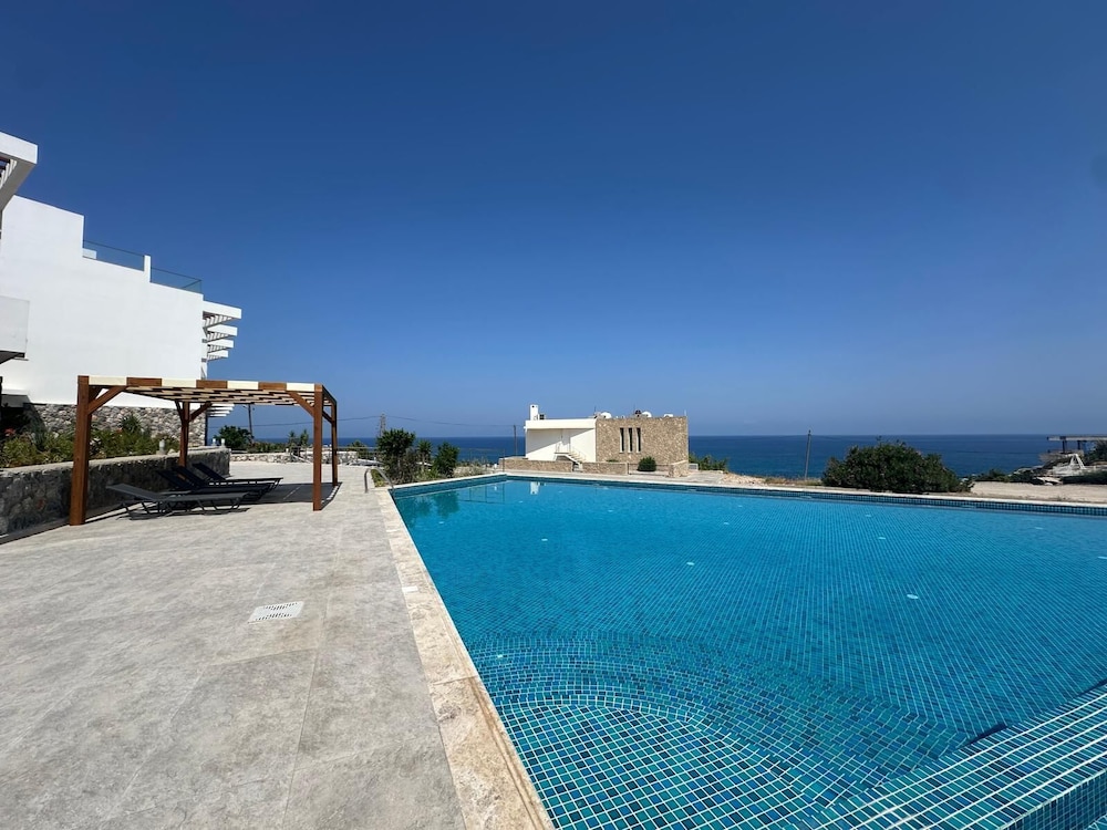 MY Wake Up by the Sea · Oceanfront Garden Retreat With Pool