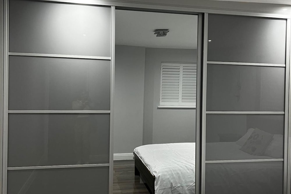 House - Sleeps 16, Parking, Pets Allowed & Jacuzzi