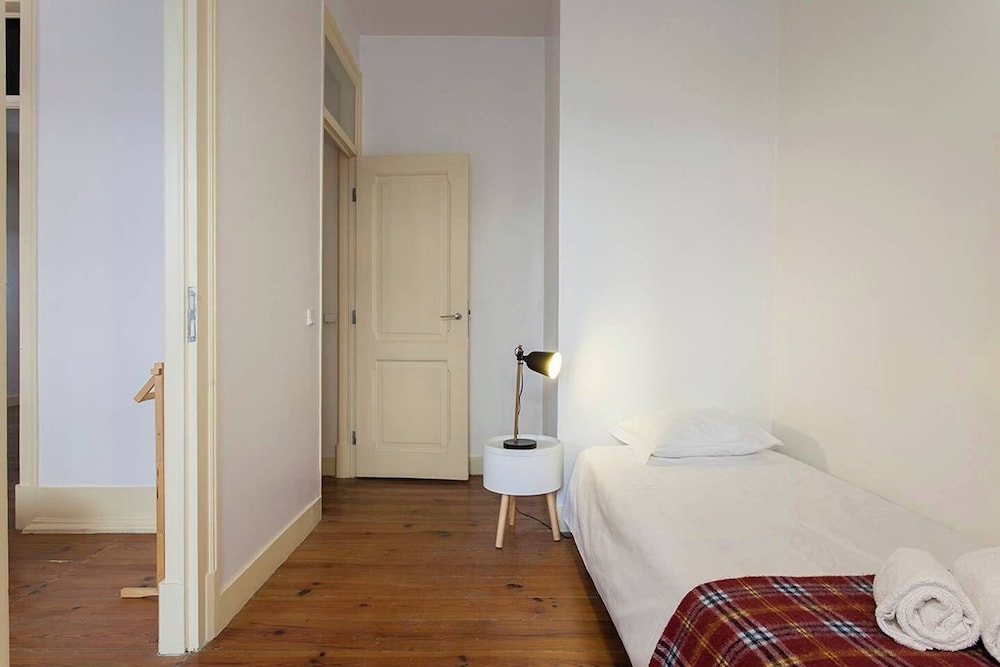 JOIVY Marvelous 3-bed home w/astonishing view&terrace, nearby St George Castle view 3